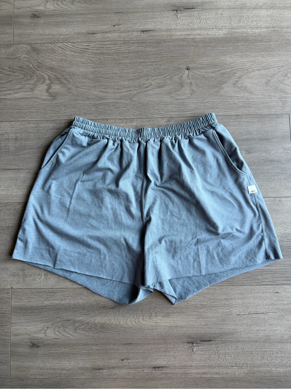 Vuori Boyfriend Shorts - muted heather blue - size medium